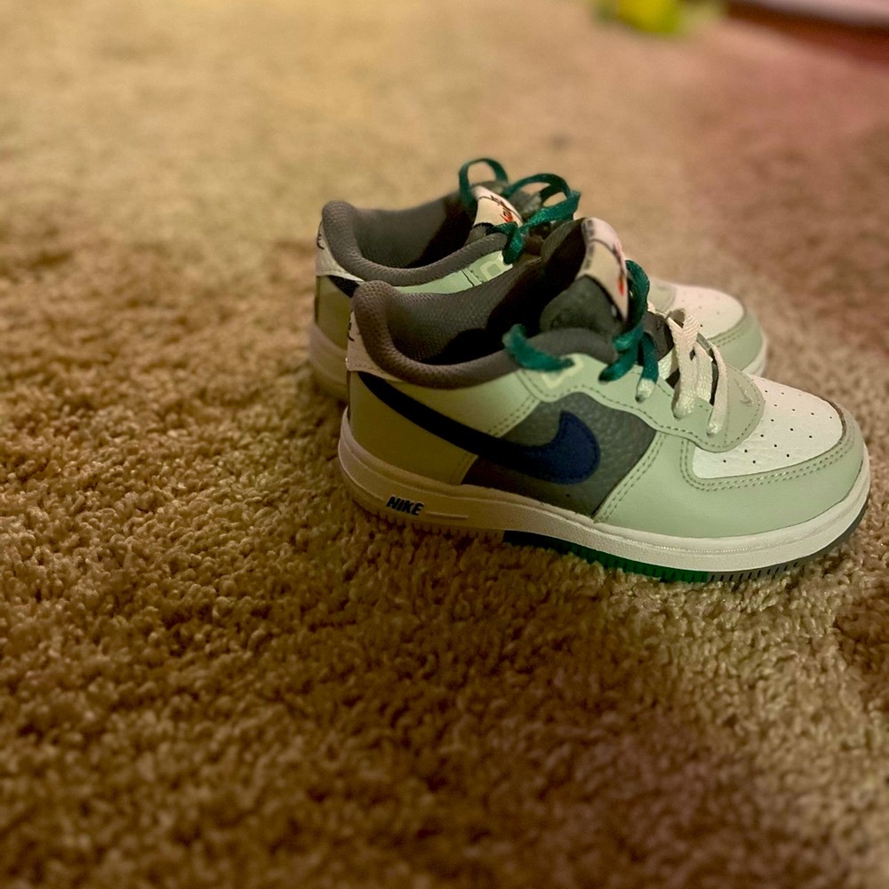 Nike White and Green Toddler Size 9C Sneakers